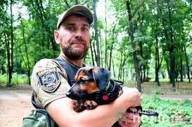 Стаття Пресофіцер поліції Донеччини врятував з-під обстрілу цуценя Ранкове місто. Київ