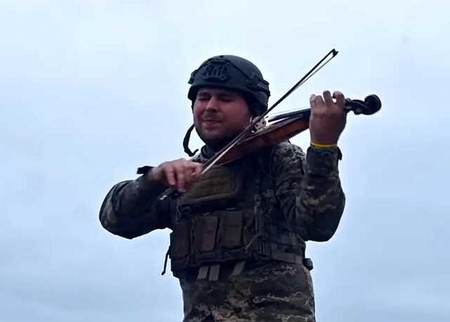 Стаття «Воїни світла проти канібалів»: захисник України, який у військовій формі грає на скрипцi Ранкове місто. Київ